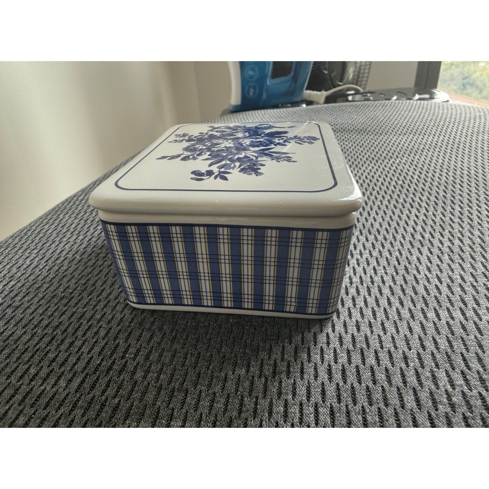 Vintage Blue White Floral Ceramic Trinket Box Plaid Sides Jewelry Keepsake Lid - Picture 16 of 17